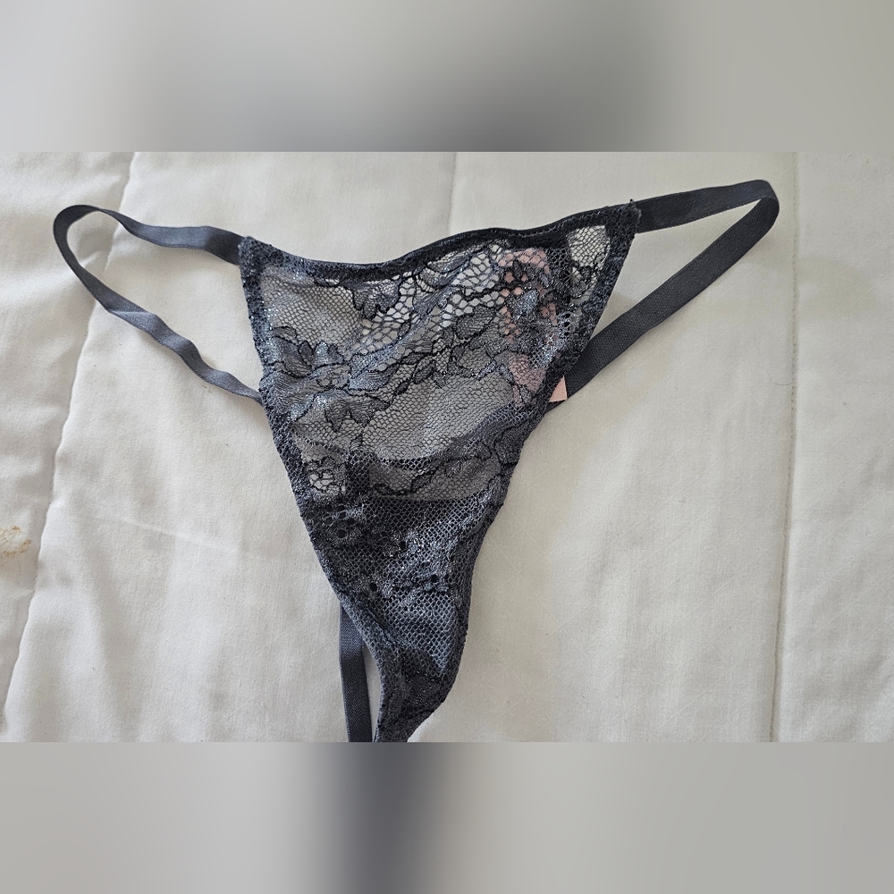 New Victoria’s Secret v-string panty XS NWT